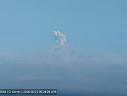 Meletus Lagi, Gunung Semeru Lontarkan Letusan 600 Meter di Atas Puncak