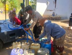 Polres Pasuruan Salurkan Air Bersih dengan Mobil Patroli