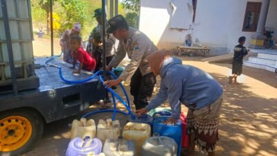 Polres Pasuruan Salurkan Air Bersih dengan Mobil Patroli