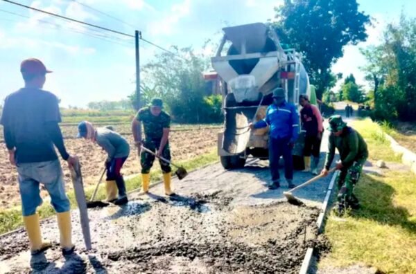 Satgas TMMD 129 Kodim Bojonegoro Mulai Cor Jalan di Dusun Mundu