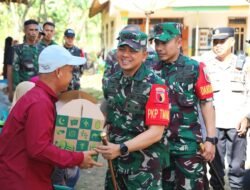 Danrem 083/Baladhika Jaya Serahkan Bingkisan kepada Warga saat Tinjau TMMD Ke-129 di Lumajang