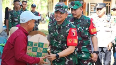 Danrem 083/Baladhika Jaya Serahkan Bingkisan kepada Warga saat Tinjau TMMD Ke-129 di Lumajang
