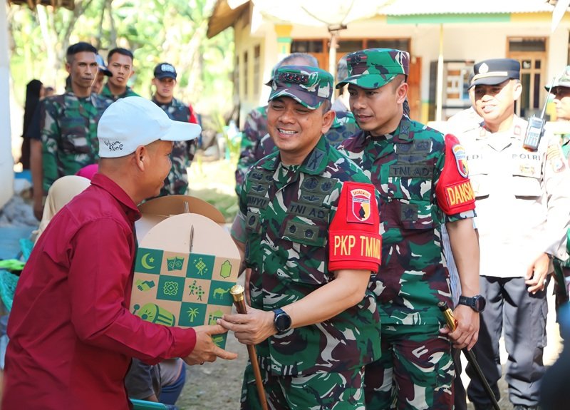 Danrem 083/Baladhika Jaya Serahkan Bingkisan kepada Warga saat Tinjau TMMD Ke-129 di Lumajang