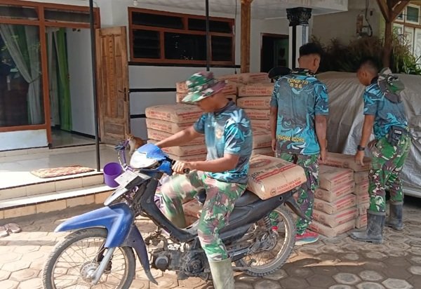 Distribusi Semen Dipercepat, Satgas TMMD Pastikan Pembangunan Rabat Beton Berjalan Lancar