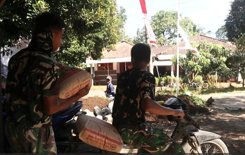 Dukung TMMD Kodim Lumajang, Warga Pinjamkan Motor Angkut Material