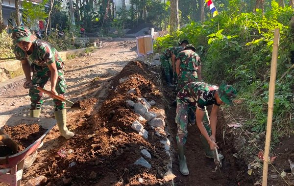 Satgas TMMD Percepat Penggalian Drainase di Desa Ledok Tempuro