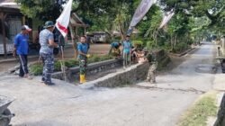 Demi Drainase Lebih Baik, Satgas TMMD Kodim Lumajang dan Warga Bongkar Saluran Lama