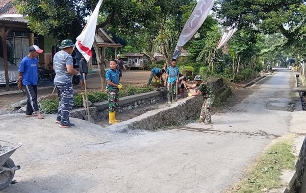 Demi Drainase Lebih Baik, Satgas TMMD Kodim Lumajang dan Warga Bongkar Saluran Lama