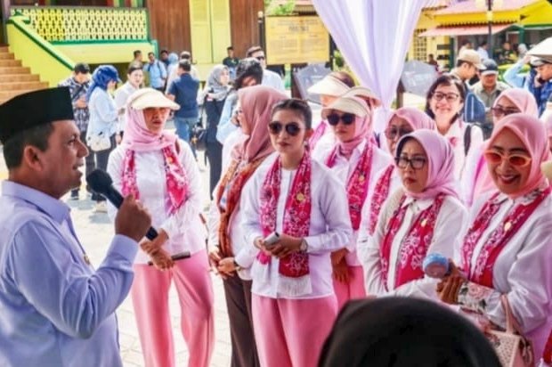 Selvi Ananda Tinjau UMKM dan Serahkan Bantuan Pendidikan di Pulau Penyengat