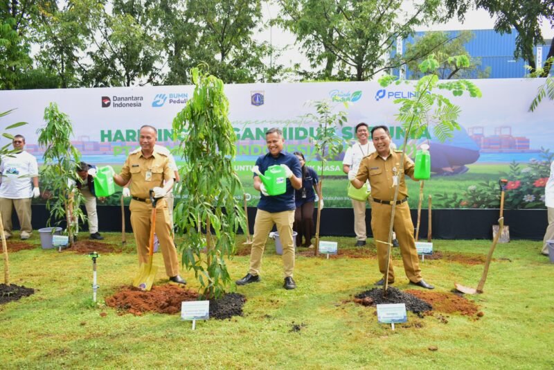 Kegiatan Pelindo Regional 2 Tanjung Priok melaksanakan program penanaman pohon (Foto Istimewa)
