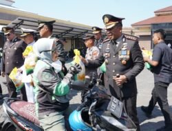 Hari Bhayangkara Ke-80, Polresta Sidoarjo Bagikan Beras untuk Warga