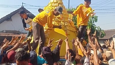 Ribuan Warga Berebut Gunungan Tumpeng Tahu dalam Tradisi Sedekah Bumi Toyoresm