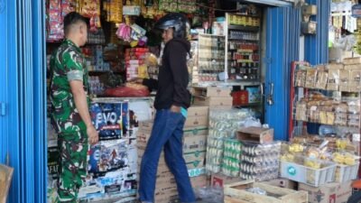 Babinsa Wonosari Komsos dengan Pedagang