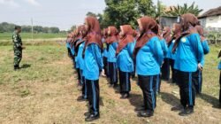 Semangat Nasionalisme, Babinsa Gempol Latih Siswi SMA AT-TIBYAN