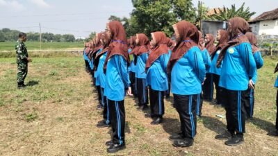 Semangat Nasionalisme, Babinsa Gempol Latih Siswi SMA AT-TIBYAN