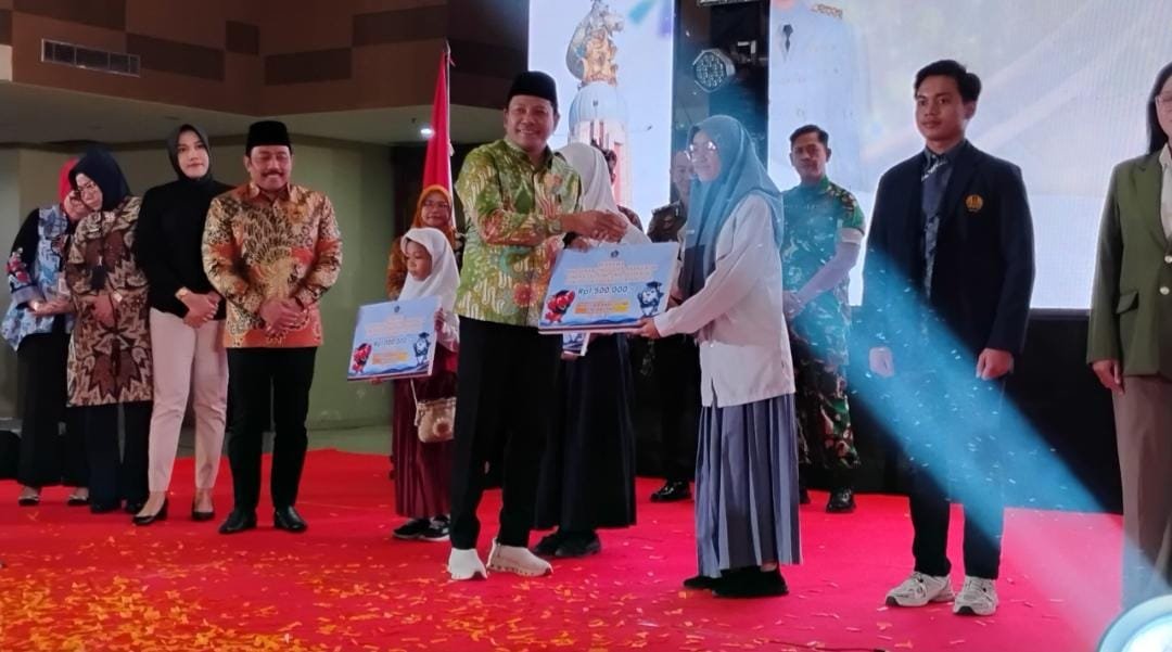 Pemkab Sidoarjo Salurkan Beasiswa untuk 2.000 Pelajar dan Mahasiswa, DPRD Dorong Penanganan Anak Putus Sekolah