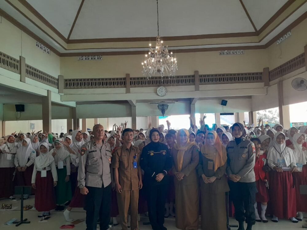 Cegah Perundungan, Polsek Krian Edukasi Bijak Bermedia Sosial kepada Siswa Baru SMPN 2 Krian