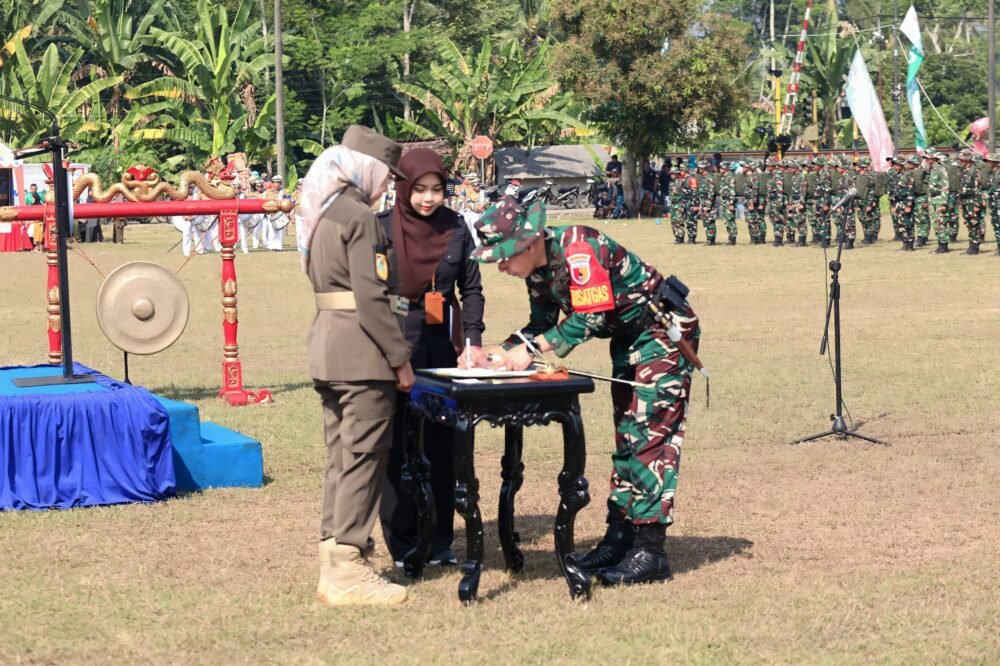 Bupati Lumajang Serahkan Naskah Program TMMD ke-129