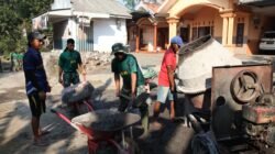 Satgas TMMD ke-129 Kodim 0821/Lumajang Gotong Royong Angkut Material, Wujudkan Percepatan Pembangunan Infrastruktur Desa