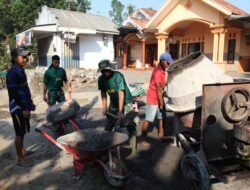 Satgas TMMD ke-129 Kodim 0821/Lumajang Gotong Royong Angkut Material, Wujudkan Percepatan Pembangunan Infrastruktur Desa