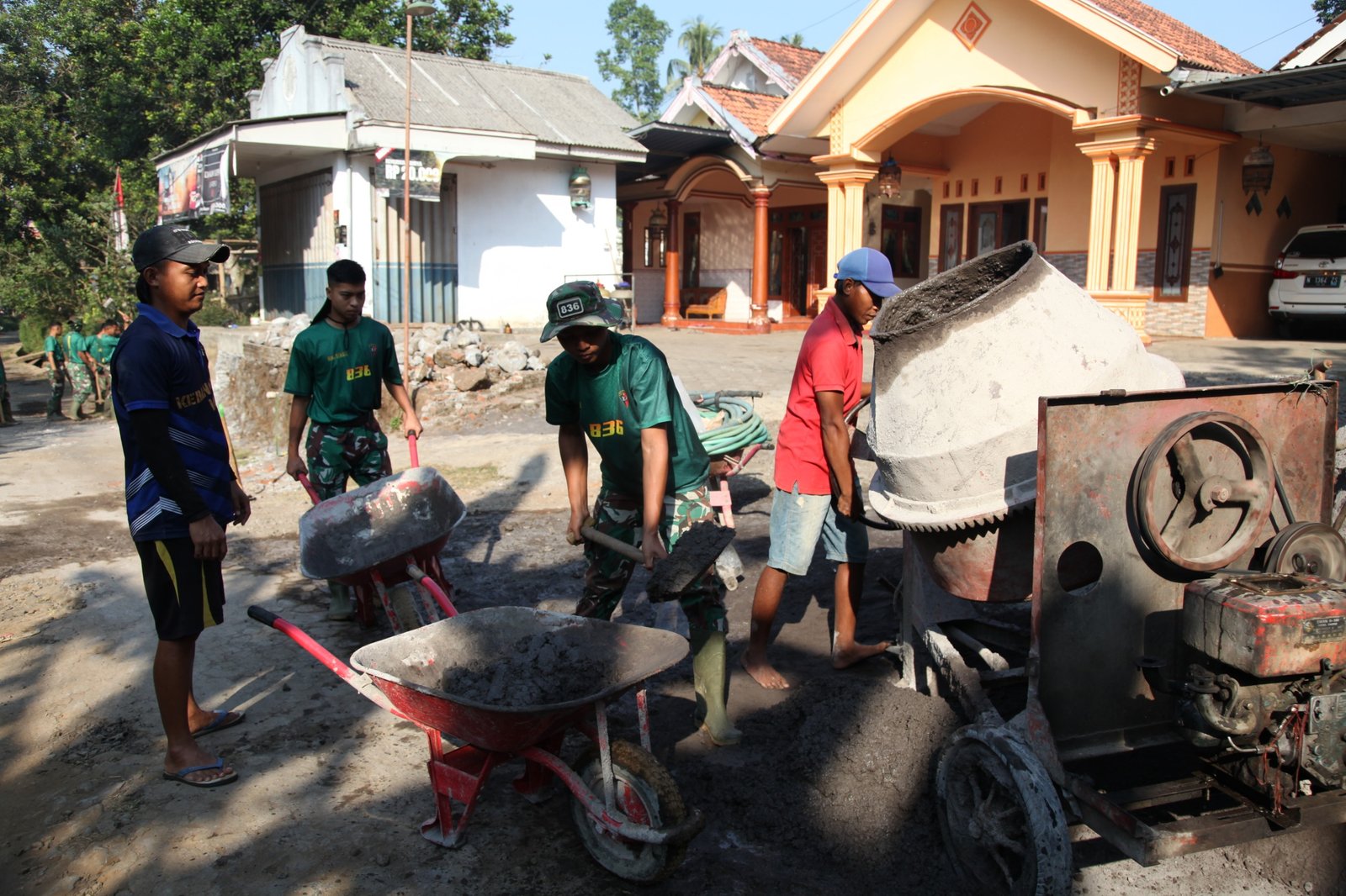 Satgas TMMD ke-129 Kodim 0821/Lumajang Gotong Royong Angkut Material, Wujudkan Percepatan Pembangunan Infrastruktur Desa