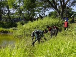 Kompak, Satgas TMMD 129 Bojonegoro dan Mahasiswa KKNTK Unigoro Bersih-Bersih Area Embung Bekatul