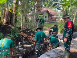 Personel Yonif TP 836/BY dan Warga Kompak Siapkan Adukan Beton untuk Pembangunan Drainase TMMD ke-129