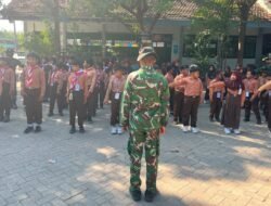 Bentuk Karakter Sejak Dini, Satgas TMMD 129 Bojonegoro Latih Baris Berbaris Siswa SD Kesongo