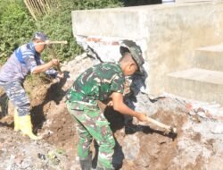 Personel Gabungan TMMD ke-129 dan Babinpotmar Posal Puger Percepat Pembangunan Drainase di Desa Ledok Tempuro