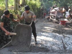 Personel TNI dan Polri Kompak Laksanakan Pengecoran Jalan dalam TMMD ke-129