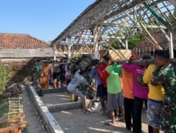 Kebersamaan Adalah kekuatan: TMMD 129 Bojonegoro Bongkar Rumah Samijan