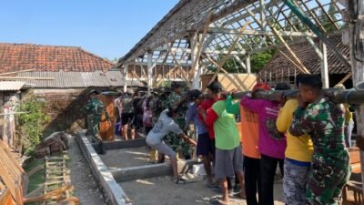 Kebersamaan Adalah kekuatan: TMMD 129 Bojonegoro Bongkar Rumah Samijan