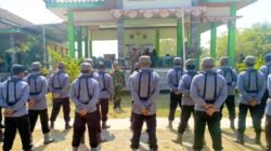 TMMD 129 Bojonegoro: Linmas Kesongo Siap Siaga, TNI Turun Tangan Asah Kemampuan Baris Berbaris