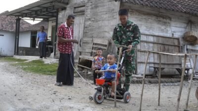 Sahabat Anak: Kehadiran Satgas TMMD 129 Bojonegoro Bawa Keceriaan bagi Bocah Kesongo