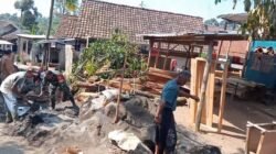 Babinsa dan Warga Gotong Royong Perbaiki Selokan