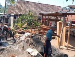 Babinsa dan Warga Gotong Royong Perbaiki Selokan