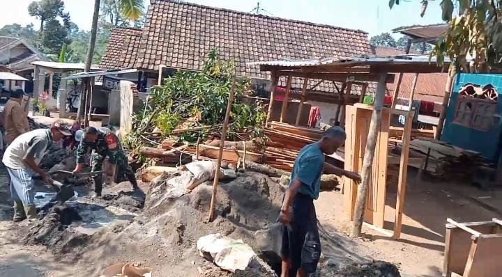 Babinsa dan Warga Gotong Royong Perbaiki Selokan