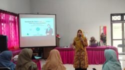 Guru SMPN 4 Pasuruan, Nurul Mawaridah, Bedah Pemanfaatan NotebookLM di Ajang TPN XIII Jember