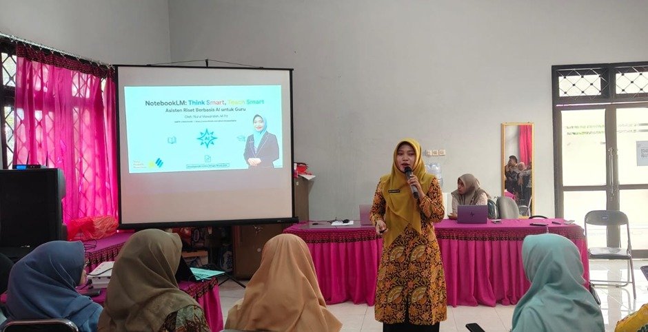 Guru SMPN 4 Pasuruan, Nurul Mawaridah, Bedah Pemanfaatan NotebookLM di Ajang TPN XIII Jember