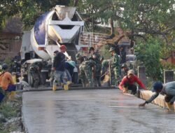 Satgas TMMD 129 Bojonegoro ‘Ngebut’ Cor Jalan Kedungpandan