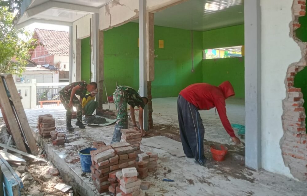 Jadikan Sekolah Impian: Satgas TMMD 129 Bojonegoro Pacu Renovasi SDN Kesongo 1