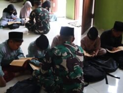 Duduk Lesehan: Satgas TMMD 129 Bojonegoro Dampingi Anak-anak Krebet Belajar Mengaji