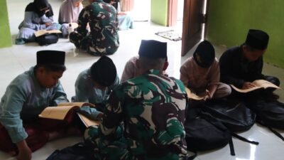 Duduk Lesehan: Satgas TMMD 129 Bojonegoro Dampingi Anak-anak Krebet Belajar Mengaji