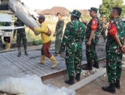Tinjau Pengecoran Jalan Kedungpandan, Dansatgas TMMD 129 Bojonegoro Motivasi Prajurit