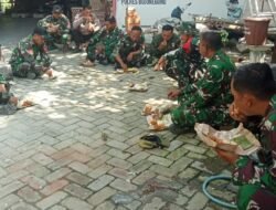 Perkuat Soliditas Lapangan, Satgas TMMD 129 Bojonegoro Asyik Lesehan Makan Bersama