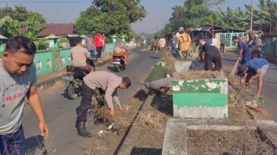 Bhabinkamtibmas Polsek Jabon Kerja Bakti Bersama Warga, Wujudkan Lingkungan Bersih dan Kondusif
