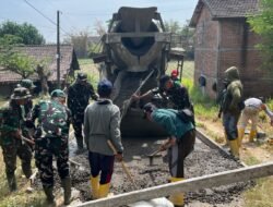 Bikin Akses Jalan Lebih Layak: Satgas TMMD 129 Bojonegoro Kencangkan Pengecoran Jalan Dusun Mundu