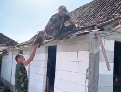 Menembus Terik Kedungadem: Saat Personel Satgas TMMD 129 Bojonegoro Merajut Harapan Mbah Samijan