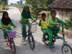 Senyum Ceria Anak-anak Kesongo, Menyusuri Jalan Baru Hasil TMMD 129 Bojonegoro