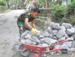 Angkut Batu Demi Percepat Pembangunan Drainase, Prada Teguh Arfianto Warga Segera Rasakan Manfaatnya